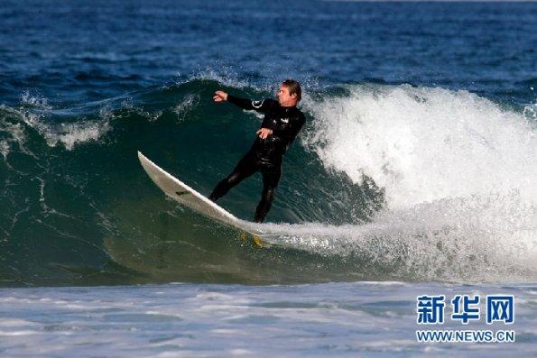 有惊无险!滑雪时遭后方“小土豆”穿裆过人,男子一下子懵了